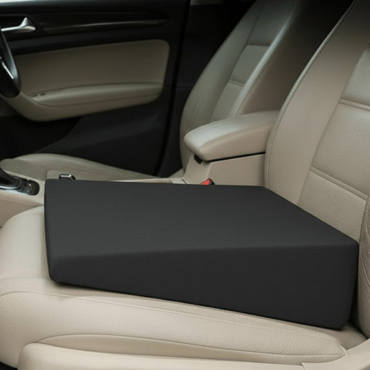 Schwarzes Keilkissen aus Memory-Foam auf einem beigen Autositz