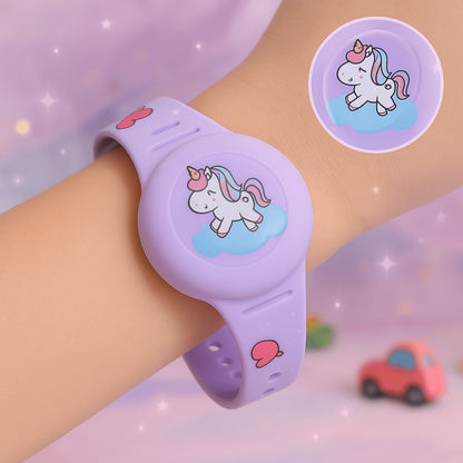 Kinderarmband mit rundem Tracker-Gehäuse, fröhlichem Motiv und verstellbarem Riemen in Lila