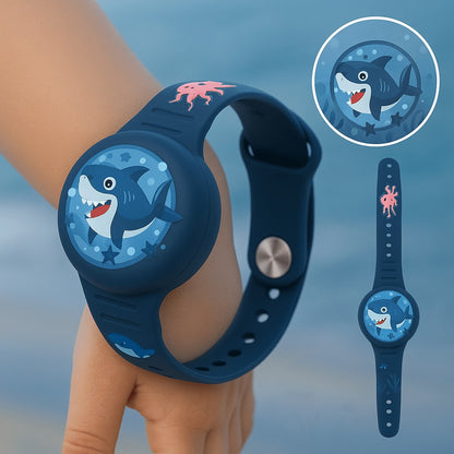 Kinderarmband mit rundem Tracker-Gehäuse, fröhlichem Motiv und verstellbarem Riemen in Dunkelblau