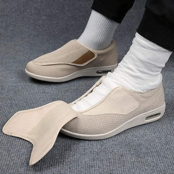 Weit geöffneter Klettverschluss am beigen Schuh