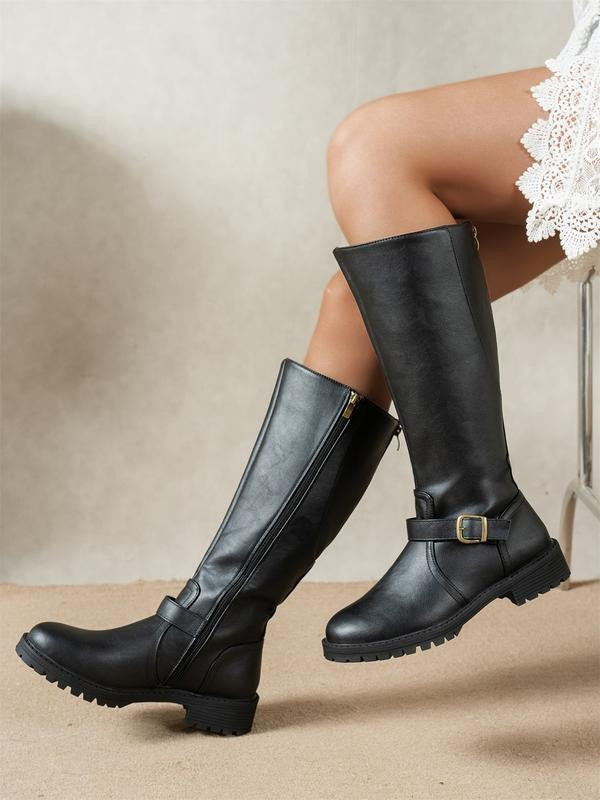 Kniehohe Damen-Stiefel mit Fußbett, weiter Zehenbox, Seitenreißverschluss und Schnallenriemen in Schwarz