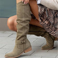 Kniehohe Damen-Stiefel mit niedrigem Blockabsatz, Zierriemen und griffiger Profilsohle