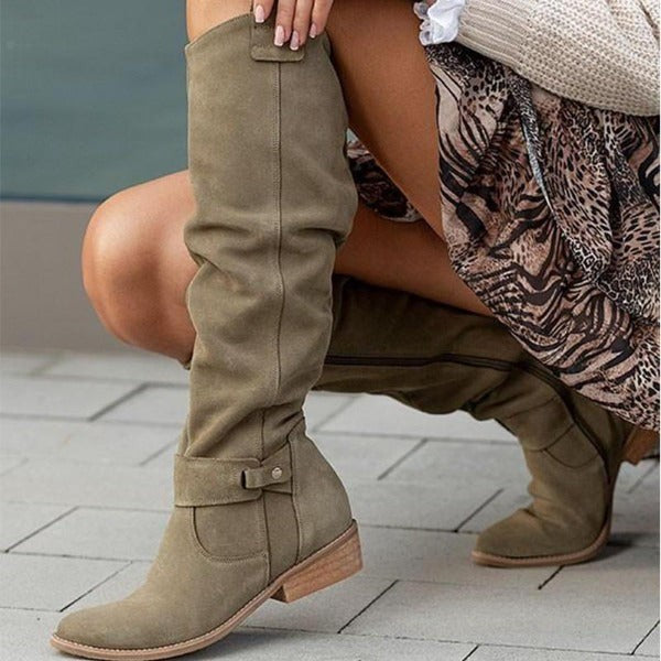 Kniehohe Damen-Stiefel mit niedrigem Blockabsatz, Zierriemen und griffiger Profilsohle in Armeegrün