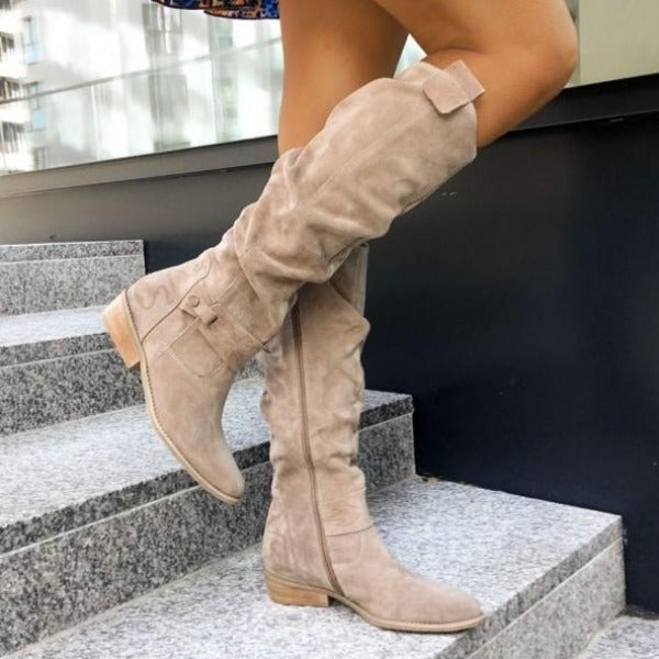 Kniehohe Damen-Stiefel mit niedrigem Blockabsatz, Zierriemen und griffiger Profilsohle in Beige