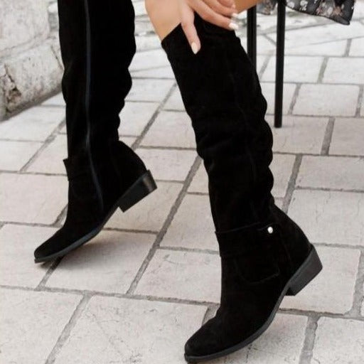 Kniehohe Damen-Stiefel mit niedrigem Blockabsatz, Zierriemen und griffiger Profilsohle in Schwarz