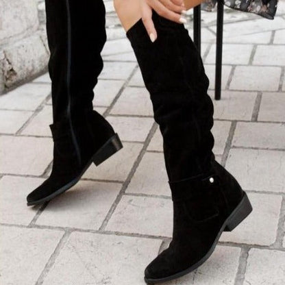 Kniehohe Damen-Stiefel mit niedrigem Blockabsatz, Zierriemen und griffiger Profilsohle in Schwarz