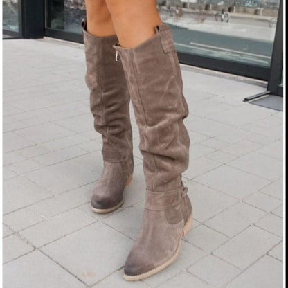 Kniehohe Damen-Stiefel mit niedrigem Blockabsatz, Zierriemen und griffiger Profilsohle in Grau