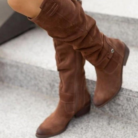 Kniehohe Damen-Stiefel mit niedrigem Blockabsatz, Zierriemen und griffiger Profilsohle in Braun