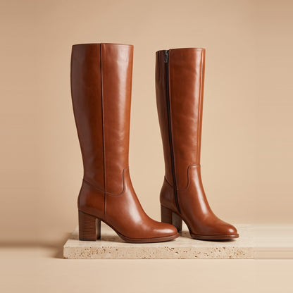 Kniehohe Damenstiefel aus Glattleder in Cognac, Vorderansicht
