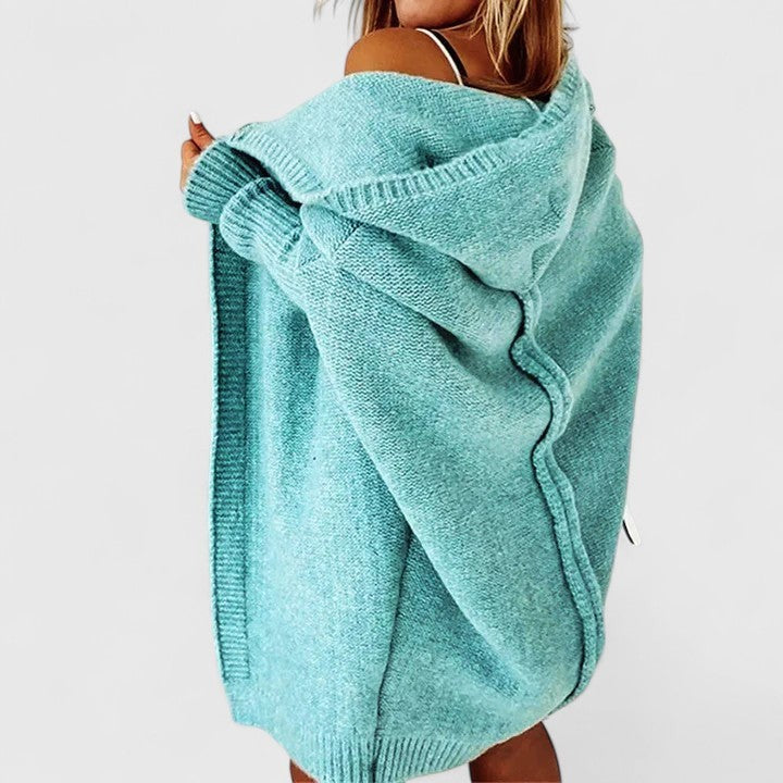 Knielange Oversized Damen-Strickjacke mit großer Kapuze und offener Front in Blau