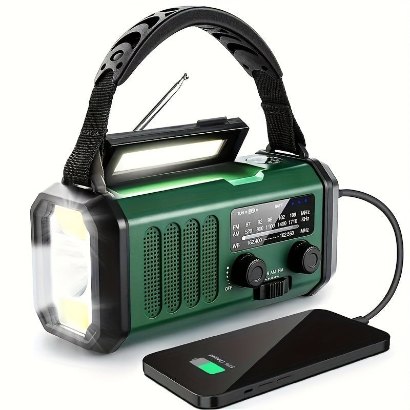 Grünes Kurbelradio mit Taschenlampe, Antenne und angeschlossenem Smartphone