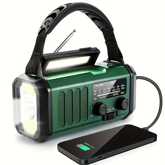 Grünes Kurbelradio mit Taschenlampe, Antenne und angeschlossenem Smartphone