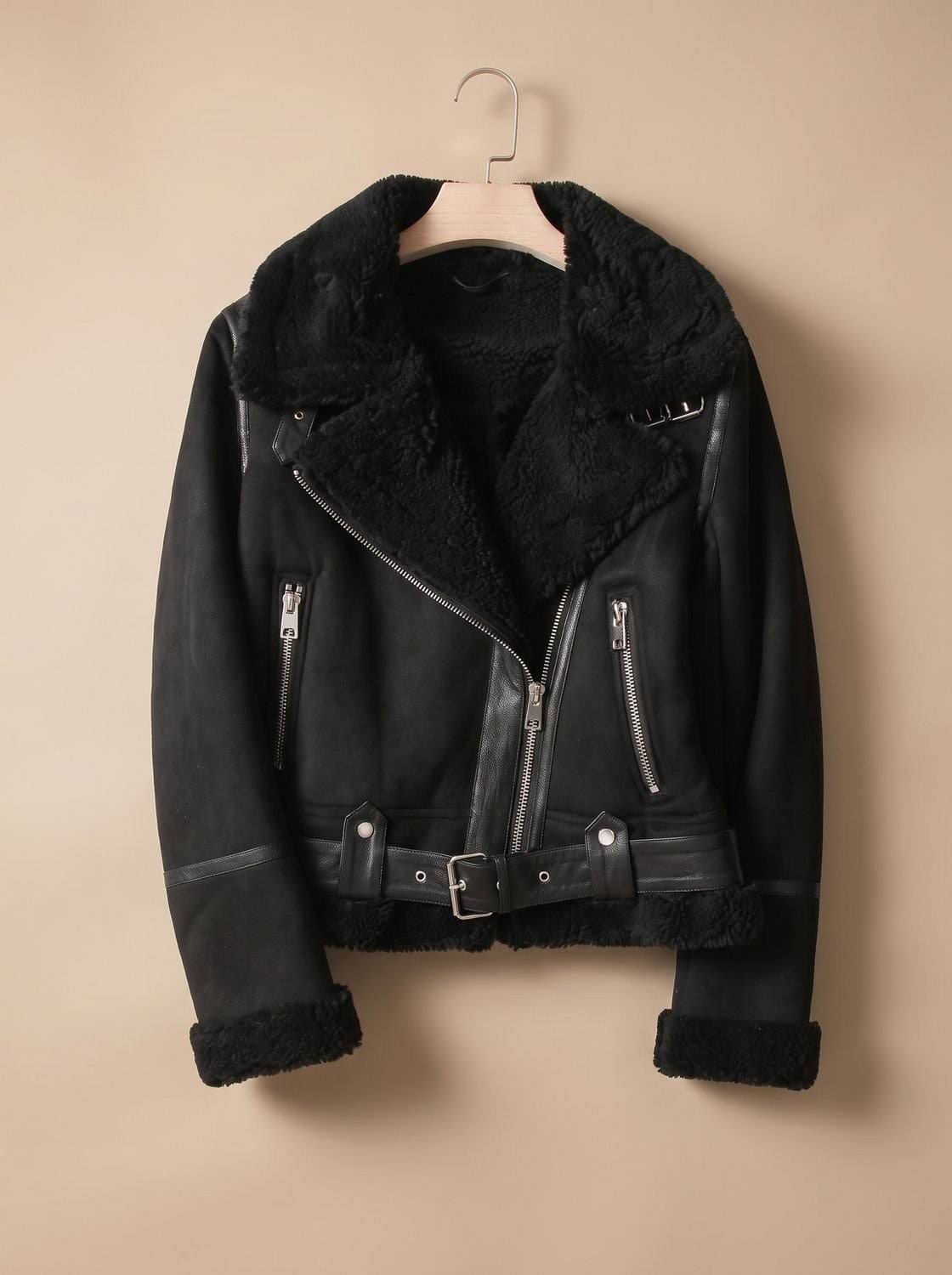 Kurze Damen-Bikerjacke in Wildleder-Optik mit Teddyfutter und abnehmbarem Gürtel in Schwarz