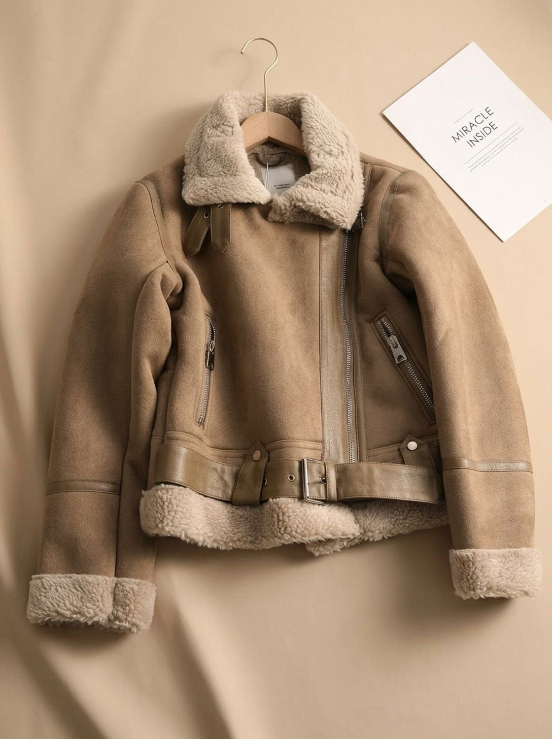 Kurze Damen-Bikerjacke in Wildleder-Optik mit Teddyfutter und abnehmbarem Gürtel, Ansicht 4