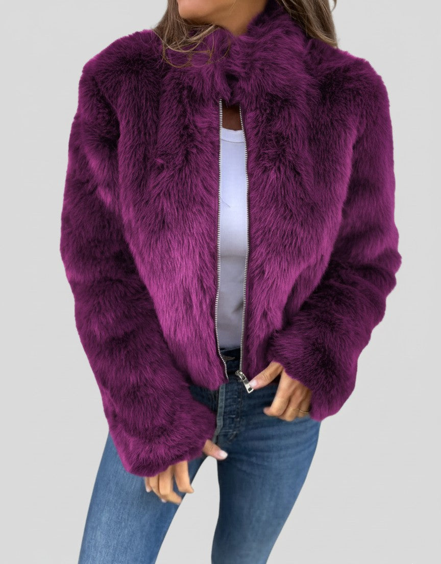 Kurze Damen-Jacke aus Kunstfell mit Stehkragen, leichtem Futter und Reißverschluss in Lila