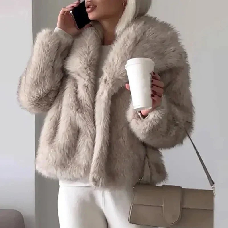 Kurze Damen-Kunstfelljacke mit Reverskragen und offener Front für den Winter in Hellbraun