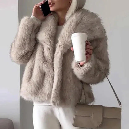 Kurze Damen-Kunstfelljacke mit Reverskragen und offener Front für den Winter in Hellbraun