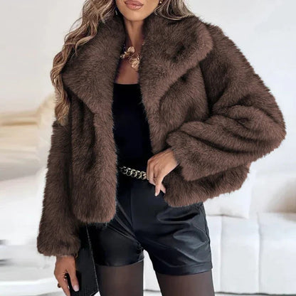 Kurze Damen-Kunstfelljacke mit Reverskragen und offener Front für den Winter in Braun