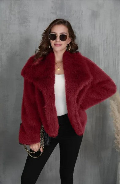 Kurze Damen-Kunstfelljacke mit Reverskragen und offener Front für den Winter in Bordeaux