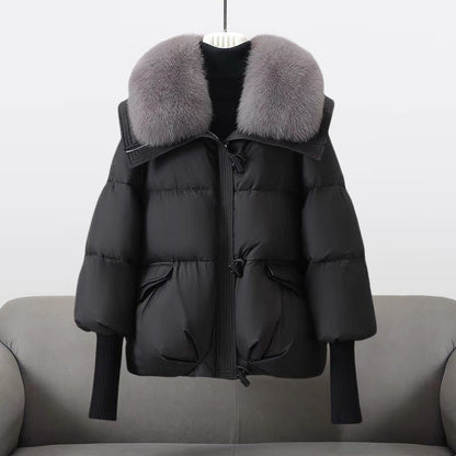 Schwarze kurze Damen-Steppjacke mit grauem flauschigem Kragen