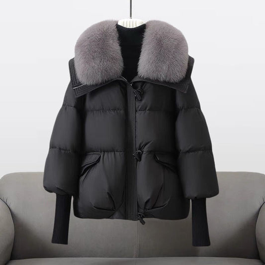 Schwarze kurze Damen-Steppjacke mit grauem flauschigem Kragen