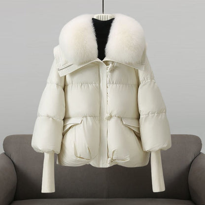 Kurze Damen-Steppjacke mit flauschigem Umlegekragen und Pattentaschen für den Winter, Ansicht 2