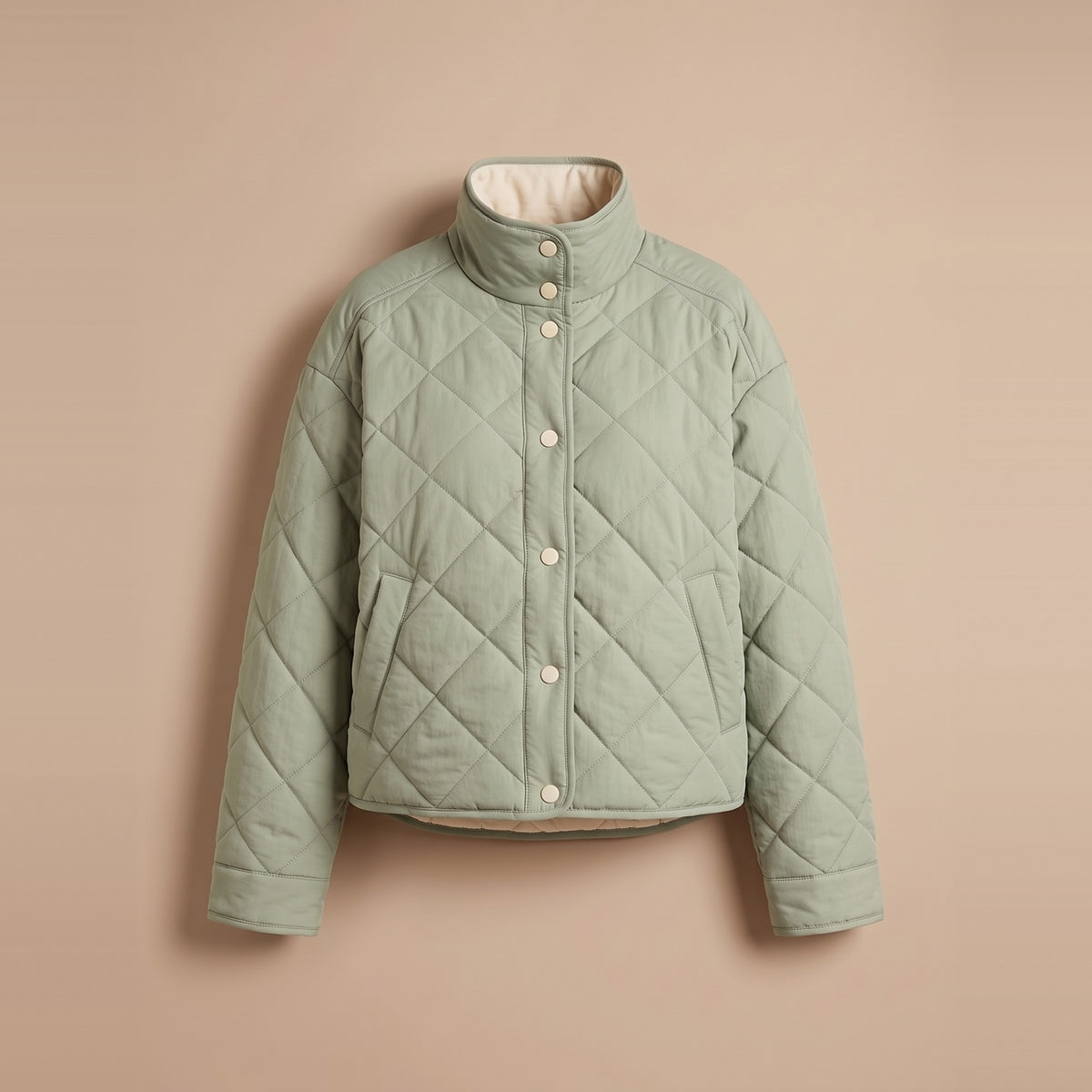Kurze Damen-Steppjacke mit Stehkragen in Salbeigrün, Vorderansicht
