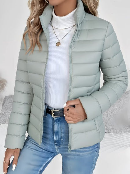 Kurze Damen-Steppjacke mit Stehkragen und Reißverschlusstaschen in Slim Fit in Grün