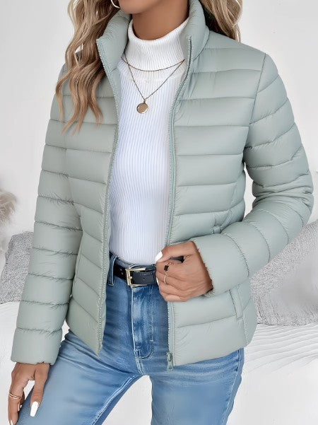 Kurze Damen-Steppjacke mit Stehkragen und Reißverschlusstaschen in Slim Fit in Grün