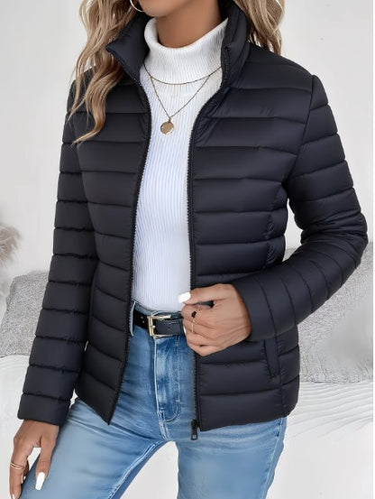 Kurze Damen-Steppjacke mit Stehkragen und Reißverschlusstaschen in Slim Fit in Schwarz