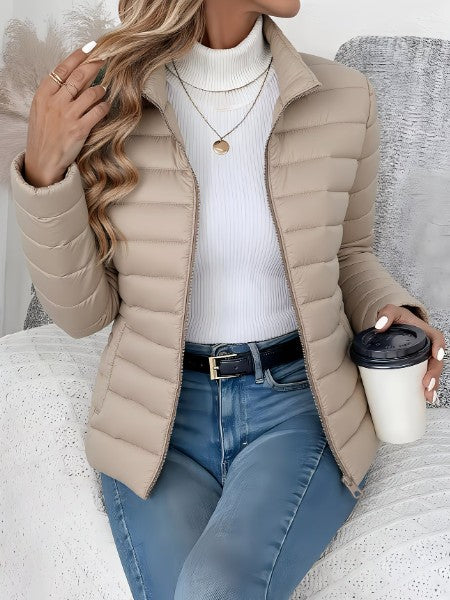 Kurze Damen-Steppjacke mit Stehkragen und Reißverschlusstaschen in Slim Fit in Beige