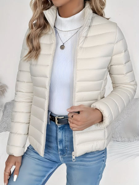 Kurze Damen-Steppjacke mit Stehkragen und Reißverschlusstaschen in Slim Fit in Creme