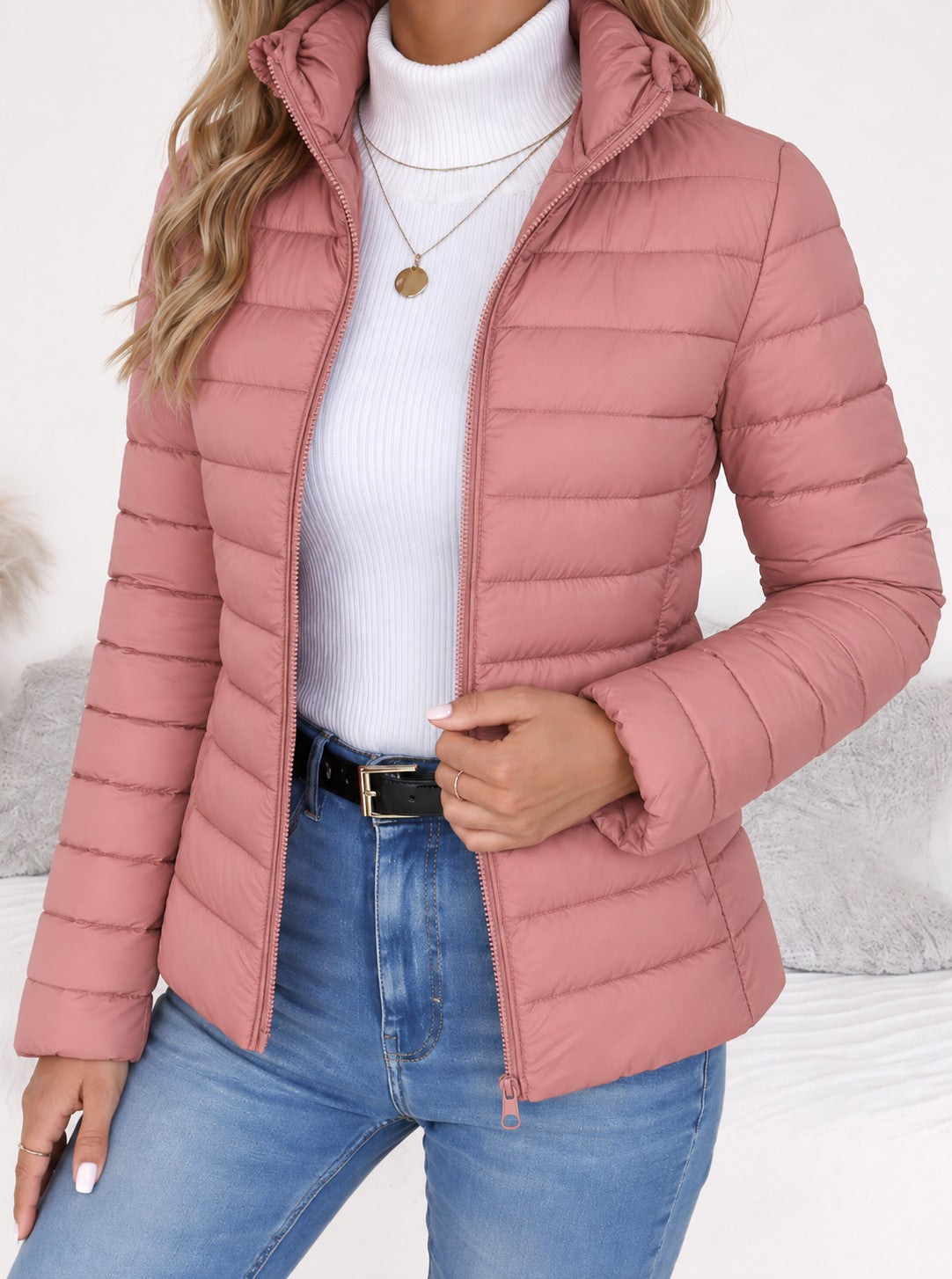 Kurze Damen-Steppjacke mit Stehkragen und Reißverschlusstaschen in Slim Fit in Rosa