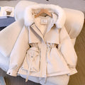 Kurze Damen-Winterjacke mit Kunstfellkapuze, Tunnelzug in der Taille und Plüschfutter