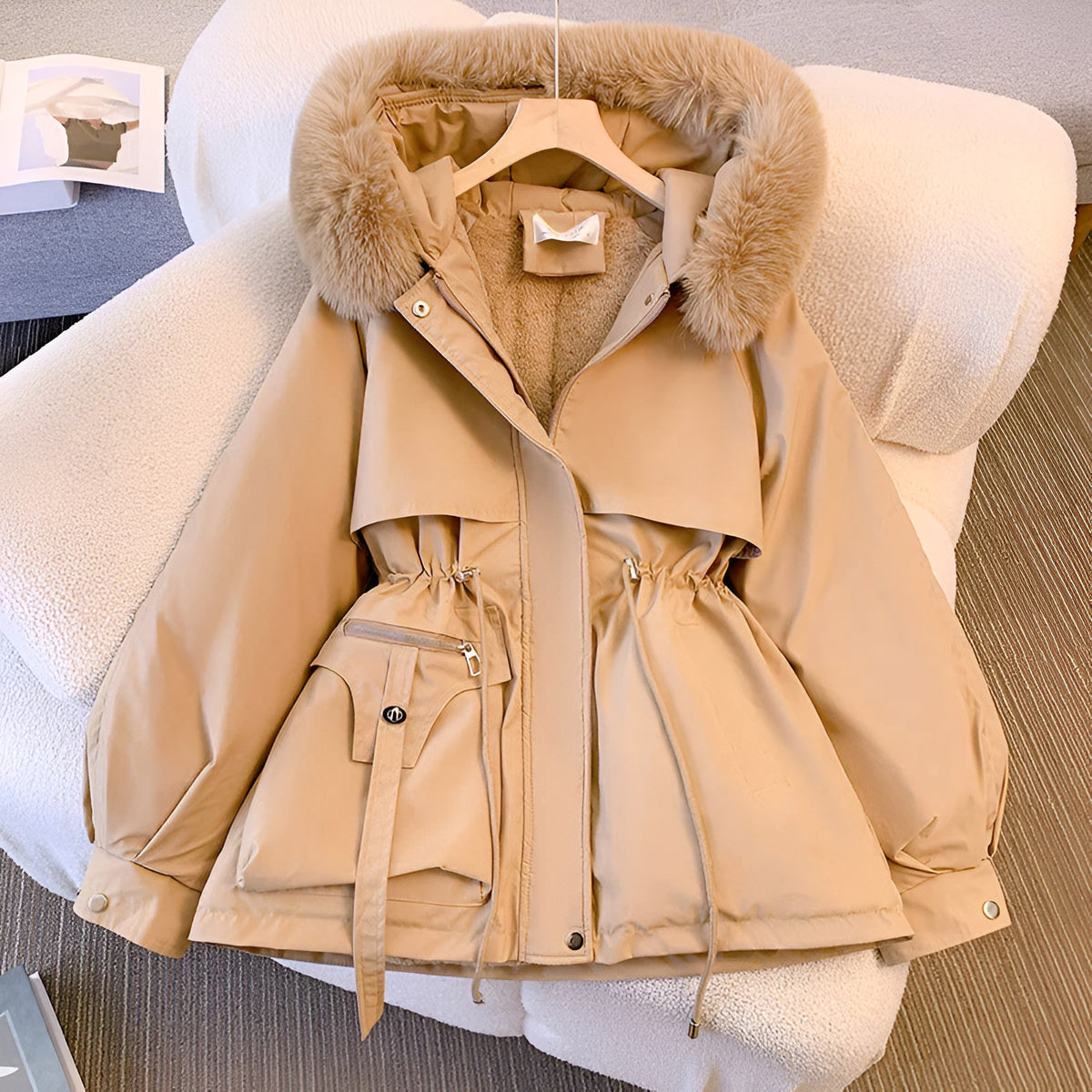 Kurze Damen-Winterjacke mit Kunstfellkapuze, Tunnelzug in der Taille und Plüschfutter in Khaki