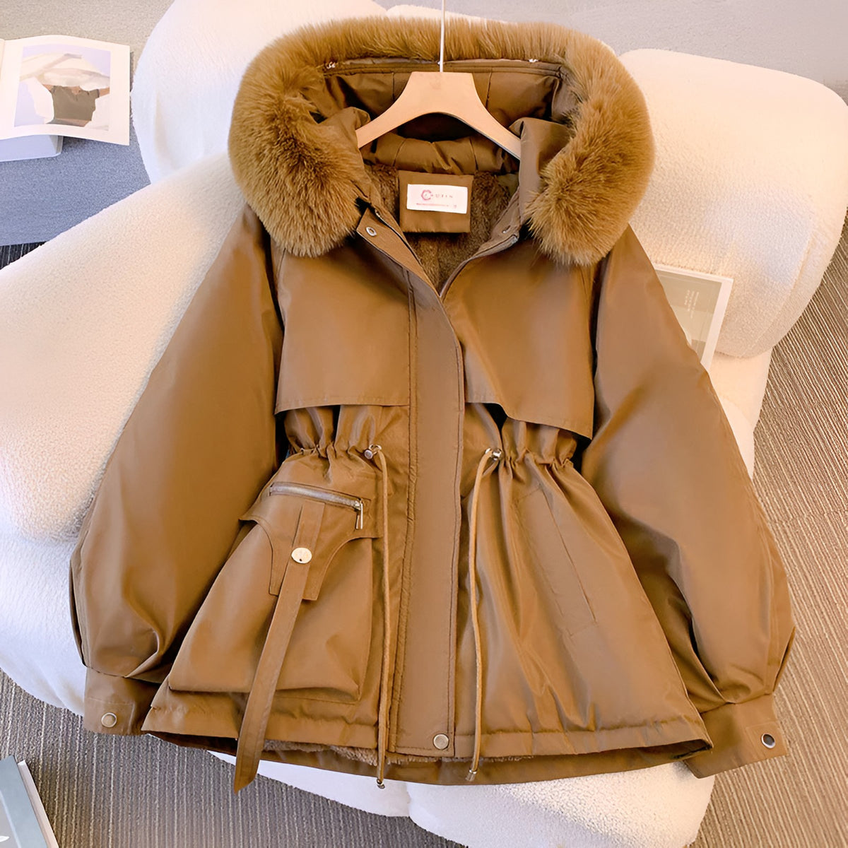 Kurze Damen-Winterjacke mit Kunstfellkapuze, Tunnelzug in der Taille und Plüschfutter in Braun