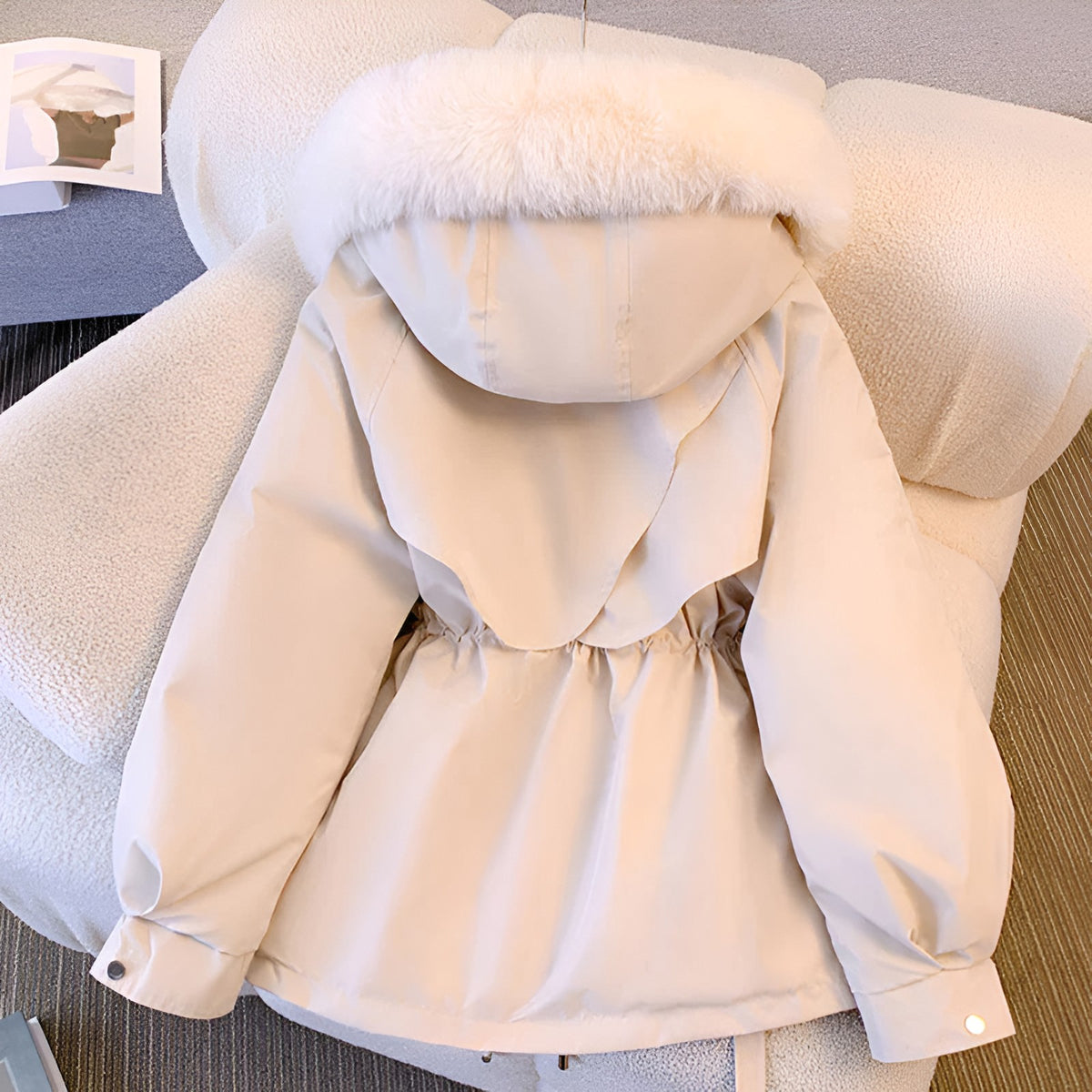 Kurze Damen-Winterjacke mit Kunstfellkapuze, Tunnelzug in der Taille und Plüschfutter, Ansicht 6