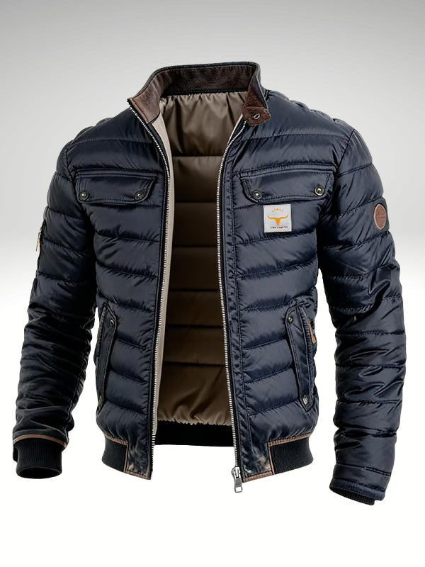 Kurze Herren-Steppjacke mit Stehkragen, wattierter Füllung und Brusttaschen mit Patte in Marineblau