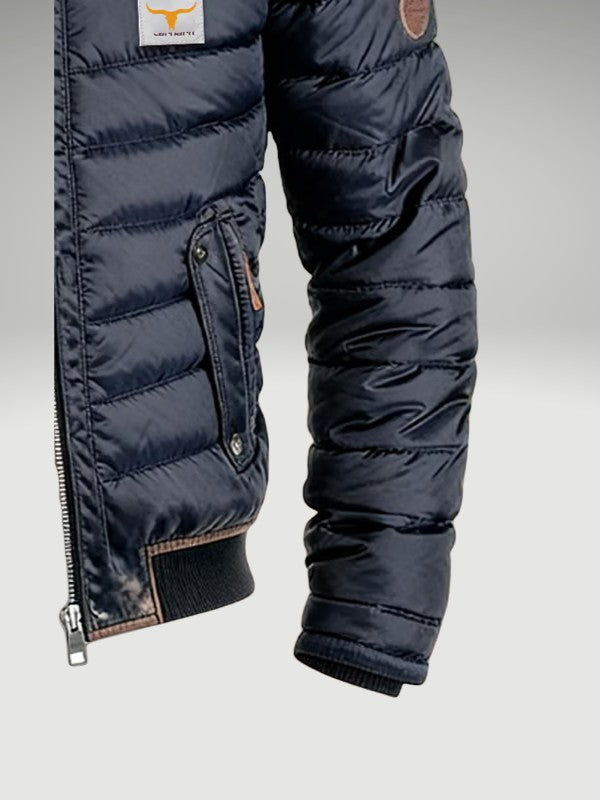 Kurze Herren-Steppjacke mit Stehkragen, wattierter Füllung und Brusttaschen mit Patte, Ansicht 2