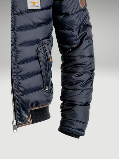 Kurze Herren-Steppjacke mit Stehkragen, wattierter Füllung und Brusttaschen mit Patte, Ansicht 2