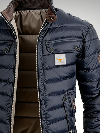 Kurze Herren-Steppjacke mit Stehkragen, wattierter Füllung und Brusttaschen mit Patte, Ansicht 3