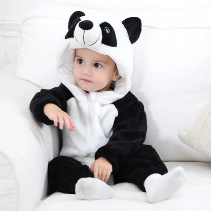 Baby im Panda-Overall mit Kapuze sitzt auf einem Sofa