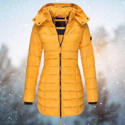 Lange Damen-Steppjacke mit Kapuze und Kammersteppung für kalte Wintertage in Gelb