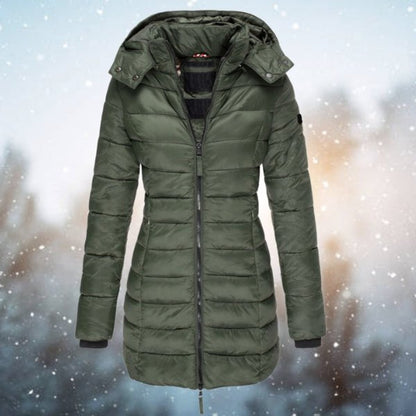 Lange Damen-Steppjacke mit Kapuze und Kammersteppung für kalte Wintertage in Grün
