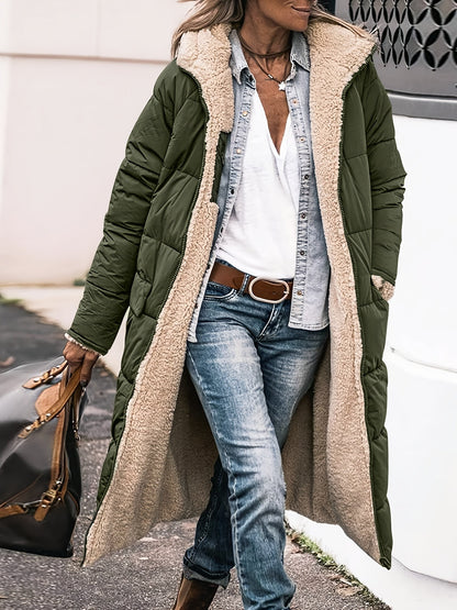 Lange Damen-Steppjacke mit Teddyfutter, Kapuze und tiefen Taschen für den Winter in Grün