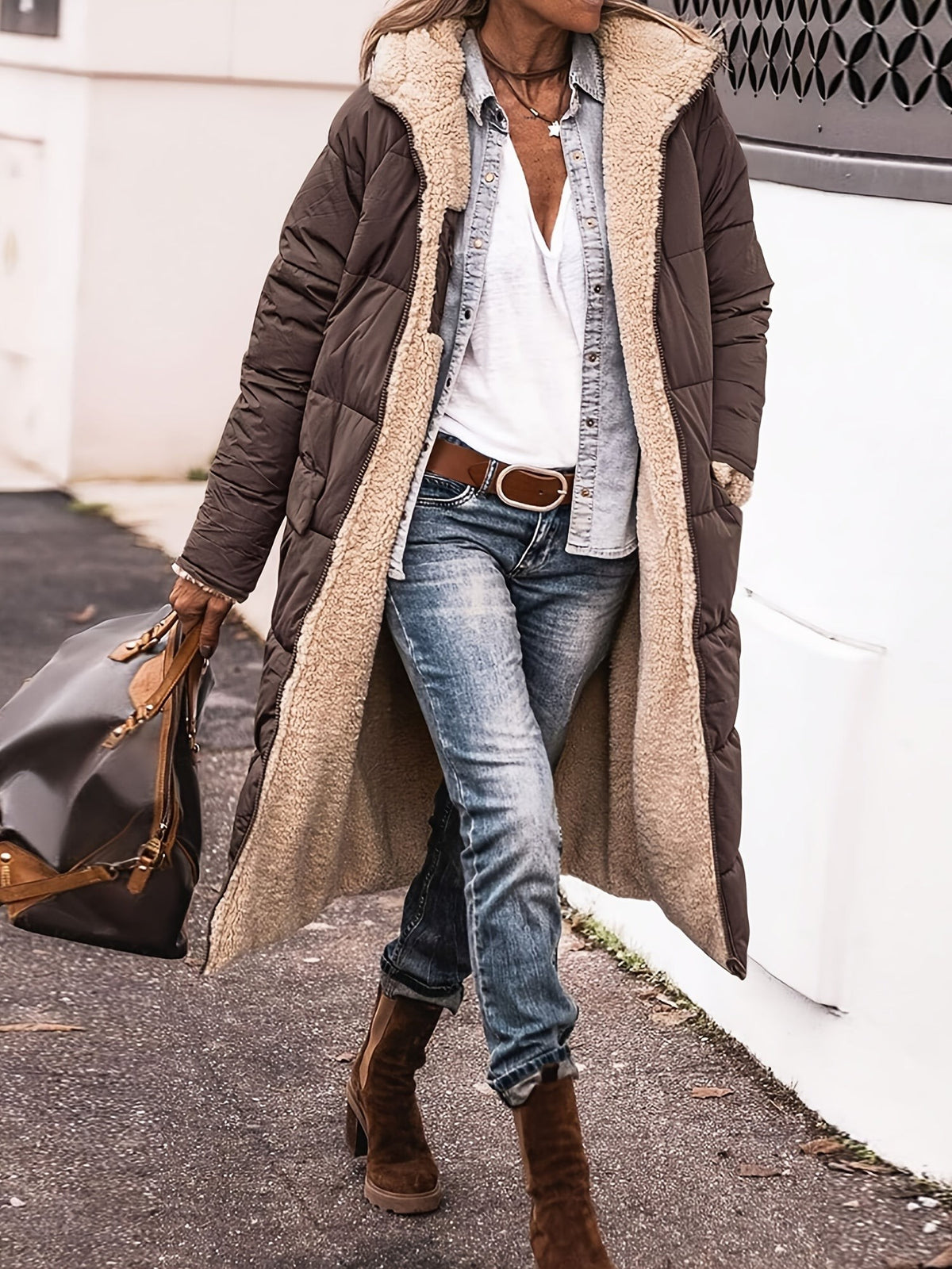Lange Damen-Steppjacke mit Teddyfutter, Kapuze und tiefen Taschen für den Winter in Braun