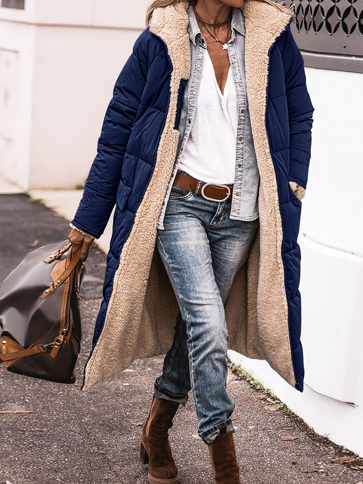 Lange Damen-Steppjacke mit Teddyfutter, Kapuze und tiefen Taschen für den Winter in Marineblau