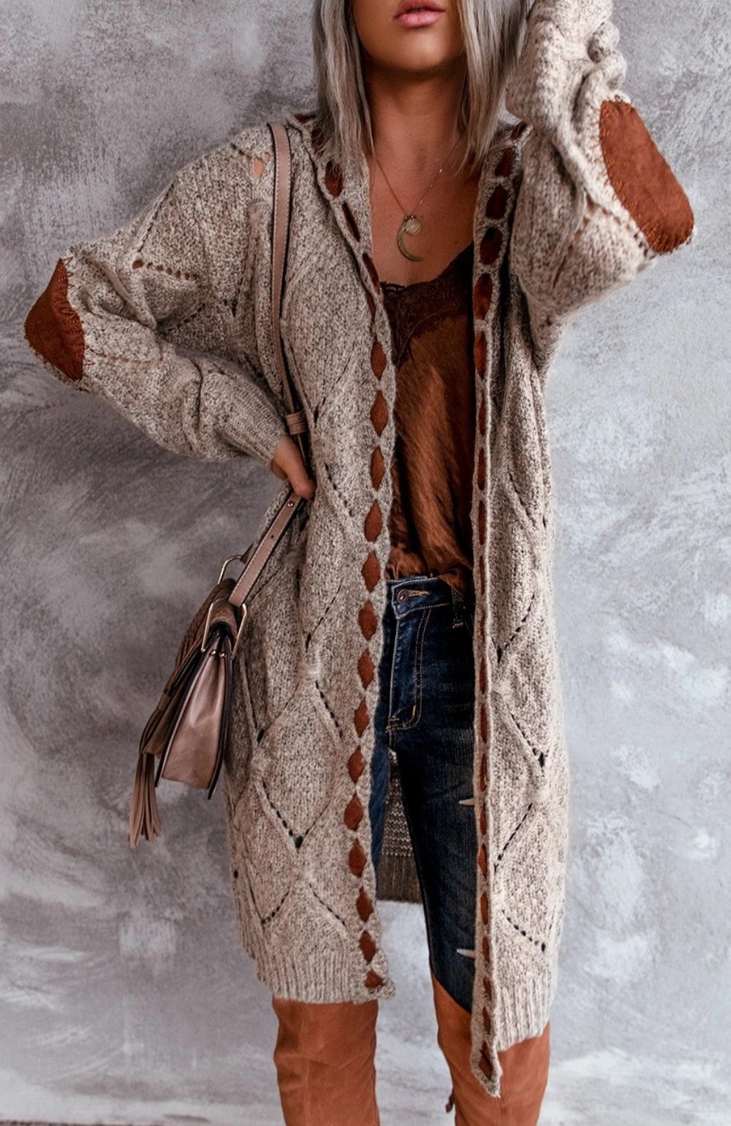 Lange Damen-Strickjacke aus Grobstrick mit Kapuze und Ellenbogen-Patches, Ansicht 7