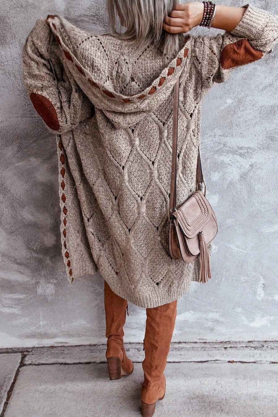 Lange Damen-Strickjacke aus Grobstrick mit Kapuze und Ellenbogen-Patches, Ansicht 9