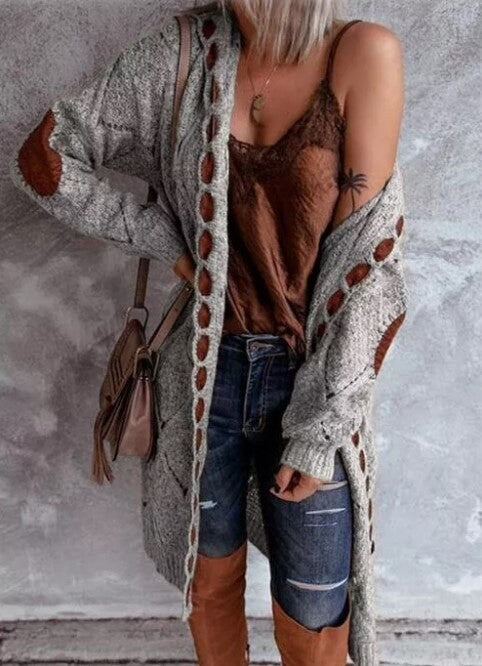Lange Damen-Strickjacke aus Grobstrick mit Kapuze und Ellenbogen-Patches in Grau